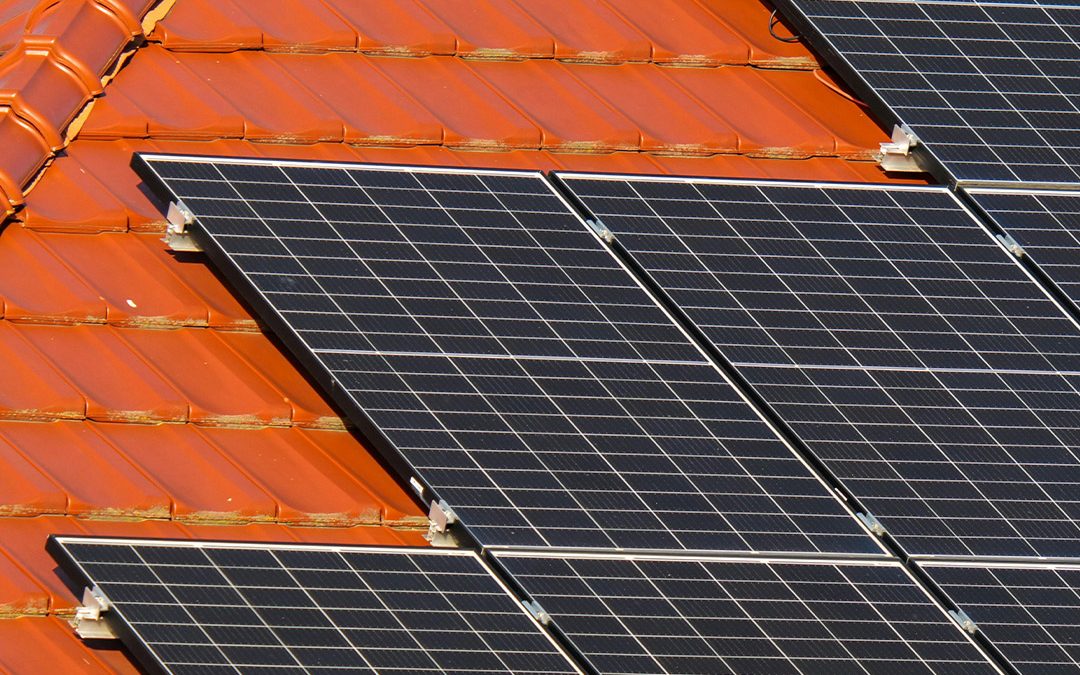 Instalar paneles solares en una vivienda: lo que realmente debería analizarse antes de tomar la decisión